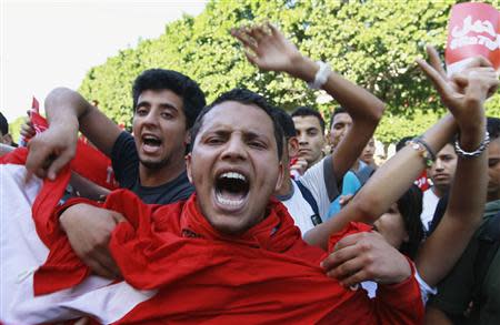 Protesters shout slogans during a demonstration to call for the departure of the Islamist-led ruling coalition in Avenue Habib-Bourguiba in central Tunis October 23, 2013. REUTERS/Anis Mili