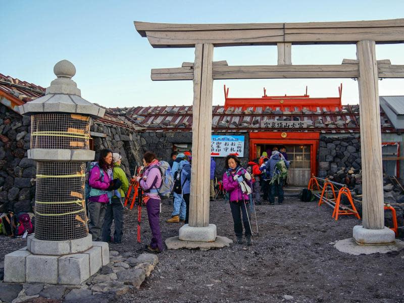 Spirituelle Reise: Touristen vor dem Nebenschrein des Sengen Taisha auf dem Fuji. Foto: Philipp Laage