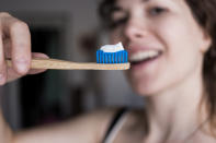 Si te fijas, la mayoría de cepillos de dientes tienen algunas cerdas más largas que otras. No es para que lleguen a los lugares más complicados, sino para medir la cantidad de pasta que hay que colocar. (Foto: Getty Images).