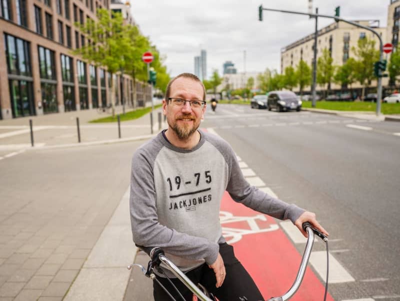 Falko Görres, bicycle activist and Frankfurt city councillor, reports parking offences, especially on bike paths on an almost daily basis. Driven by safety concerns for cyclist and pedestrians he uses the photos he takes with his cell phone to report traffic offences. Andreas Arnold/dpa