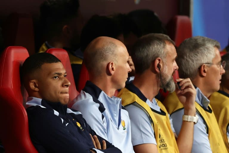 El astro francés Kylian Mbappé en el banquillo durante el Países Bajos-Francia en Leipzig (Alemania), el 21 de junio de 2024 (FRANCK FIFE)