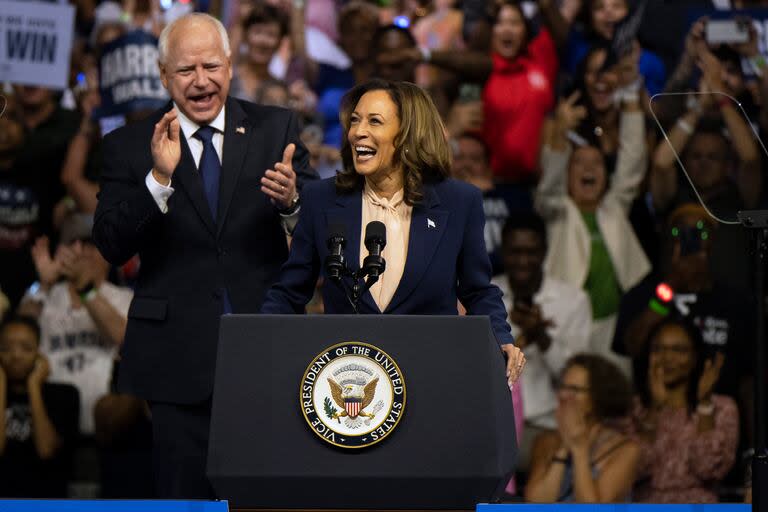 La candidata demócrata a la presidencia Kamala Harris y su compañero de fórmula, el gobernador de Minnesota, Tim Walz, hablan en un acto de campaña en Filadelfia, el martes 6 de agosto de 2024. (Foto AP/Joe Lamberti)