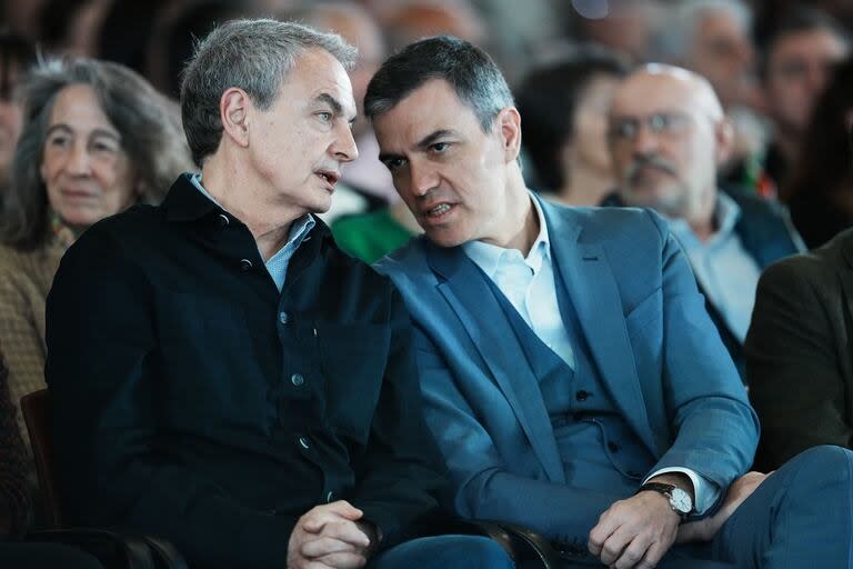 Zapatero y Pedro Sánchez, ambas reconocidas figuras del Partido Socialista Obrero.