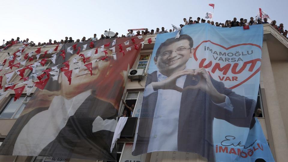 Unterstützer von Ekrem Imamoglu, Bürgermeisterkandidat für Istanbul von der wichtigsten oppositionellen Republikanischen Volkspartei der Türkei. Foto: Burhan Ozbilici/AP