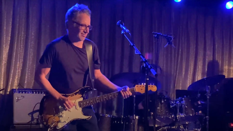     Stone Gossard tocando en vivo con Painted Shield tocando una Fender Custom Shop Mike McCready 1960 Stratocaster 