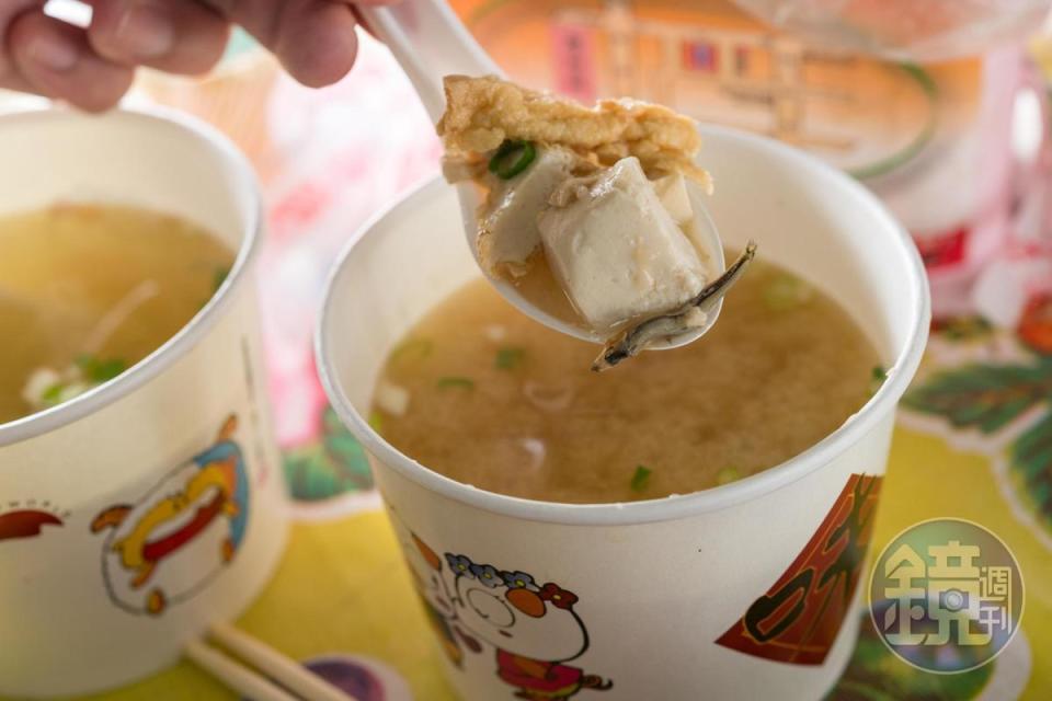 「味噌湯」裡頭有豆腐、油豆皮、小魚乾，料好實在。（20元／碗）
