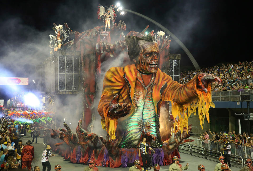 <p>Dancers from the Independente samba school perform on a float during a carnival parade in Sao Paulo, Brazil, Friday, Feb. 9, 2018. (Photo: Andre Penner/AP) </p>