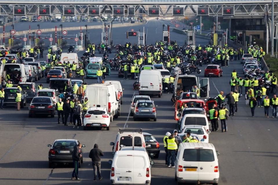 Le 17 novembre 2018, la première journée de blocage de routes rassemble partout en France quelque 280 000 manifestants, arborant un gilet jaune fluo pour protester contre la hausse des taxes sur le carburant. Des ronds-points sont occupés, des routes, des autoroutes et des dépôts pétroliers bloqués. Une manifestante, Chantal Mazet, est tuée à Pont-de-Beauvoisin (Savoie), après avoir été percutée par une automobiliste prise de panique à un barrage. La retraitée est la première des 11 morts que le mouvement va finalement déplorer. Par ailleurs, on dénombre également 227 blessés, dont sept graves, et 225 personnes sont placées en garde à vue.