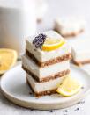 <p>Préparez ces carrés la veille pour leur laisser le temps de se raffermir. </p><p>Découvrir la <a href="https://delight-fuel.com/2020/07/01/no-bake-lemon-lavender-bars/" rel="nofollow noopener" target="_blank" data-ylk="slk:recette;elm:context_link;itc:0;sec:content-canvas" class="link ">recette</a></p><br>