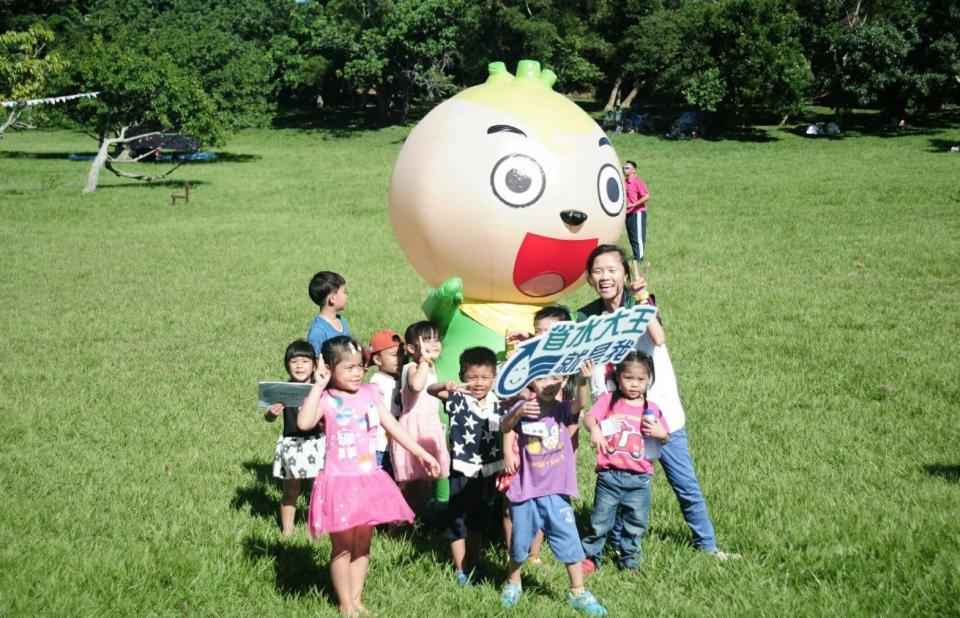 ▲「愛˙FUN家-草地派對」活動在藍天白雲縈繞、綠意盎然的社頂公園大草原，讓親子一同律動進行團康趣味競賽。（圖／記者郭孟聰翻攝,2017.09.23）