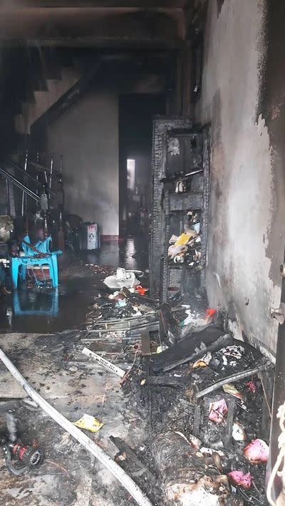 圖: 台中市清水區發生民宅火警，一女子受困二樓被救出後送醫傳院。（記者孫義方攝）