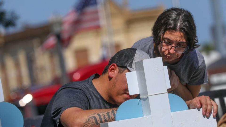 Gente llorando tras la masacre.