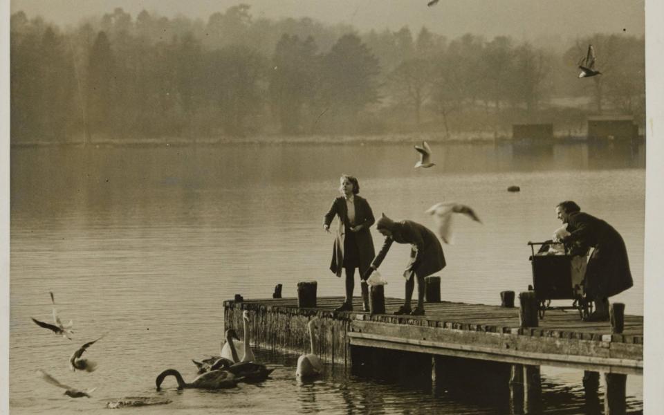 children on lake - Hulton Archive/Getty