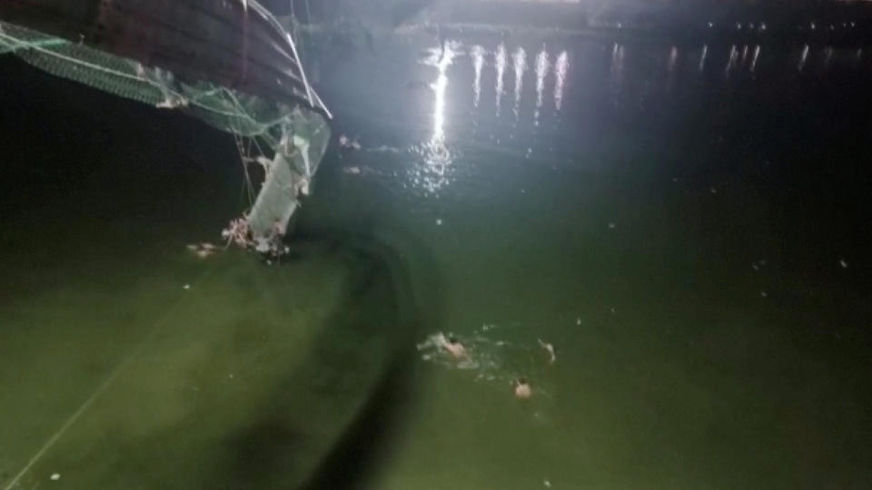 印度西部古茶拉底省一座吊橋30日夜間突然斷落場（截圖影片）。（路透）