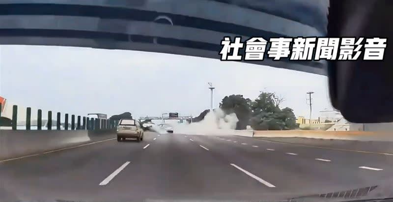 車輛撞擊避車彎後，猛力彈向內側車道。(圖／翻攝自社會事新聞影音)