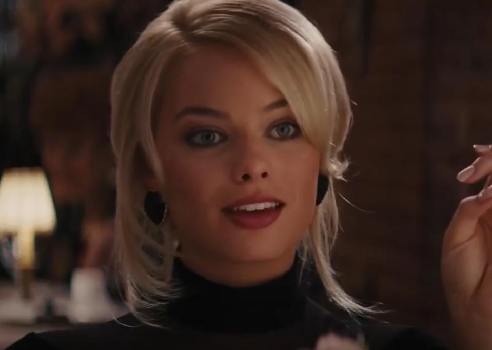 Margot Robbie as Naomi chats with Jordan at a restaurant