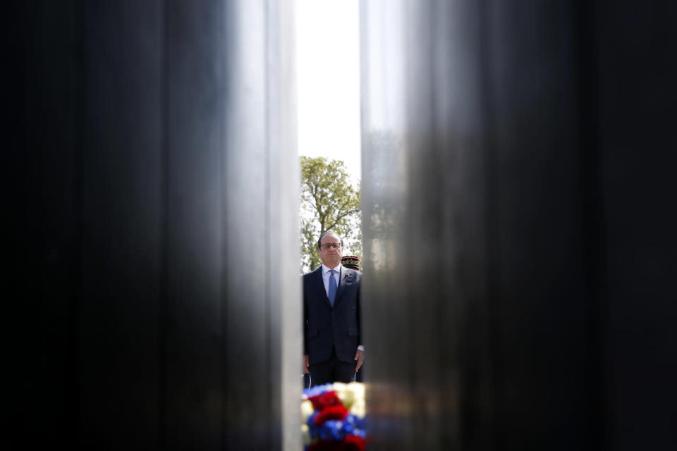 French President Francois Hollande Listens to the National Anthem during a ceremony to mark the 71st anniversary of the end of WWII at the Charles De Gaulle monument, in Paris, France, May 8, 2016. (YOAN VALAT/EPA)