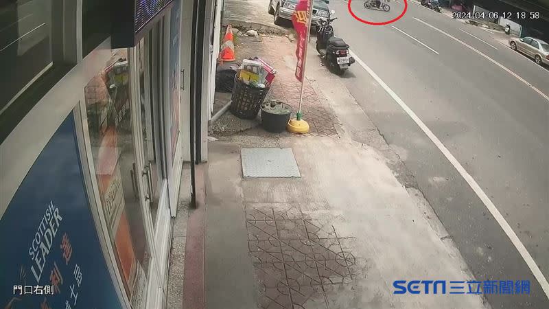 林翁穿越馬路時遭賴男撞上。（圖／翻攝畫面）