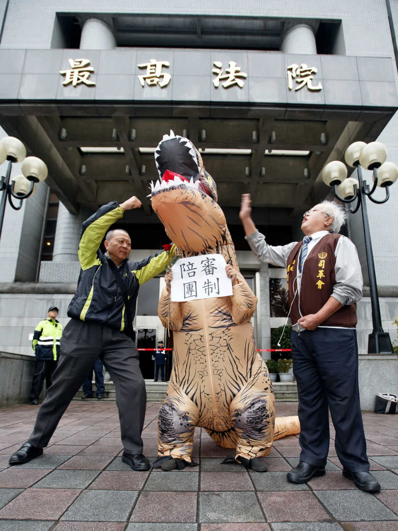 民團當時在司法改革國是會議，以行動劇表達支持陪審團制，希望打倒恐龍法官，由人民參與審判，改變台灣社會普遍不信任司法的現況。（圖／報系資料照）