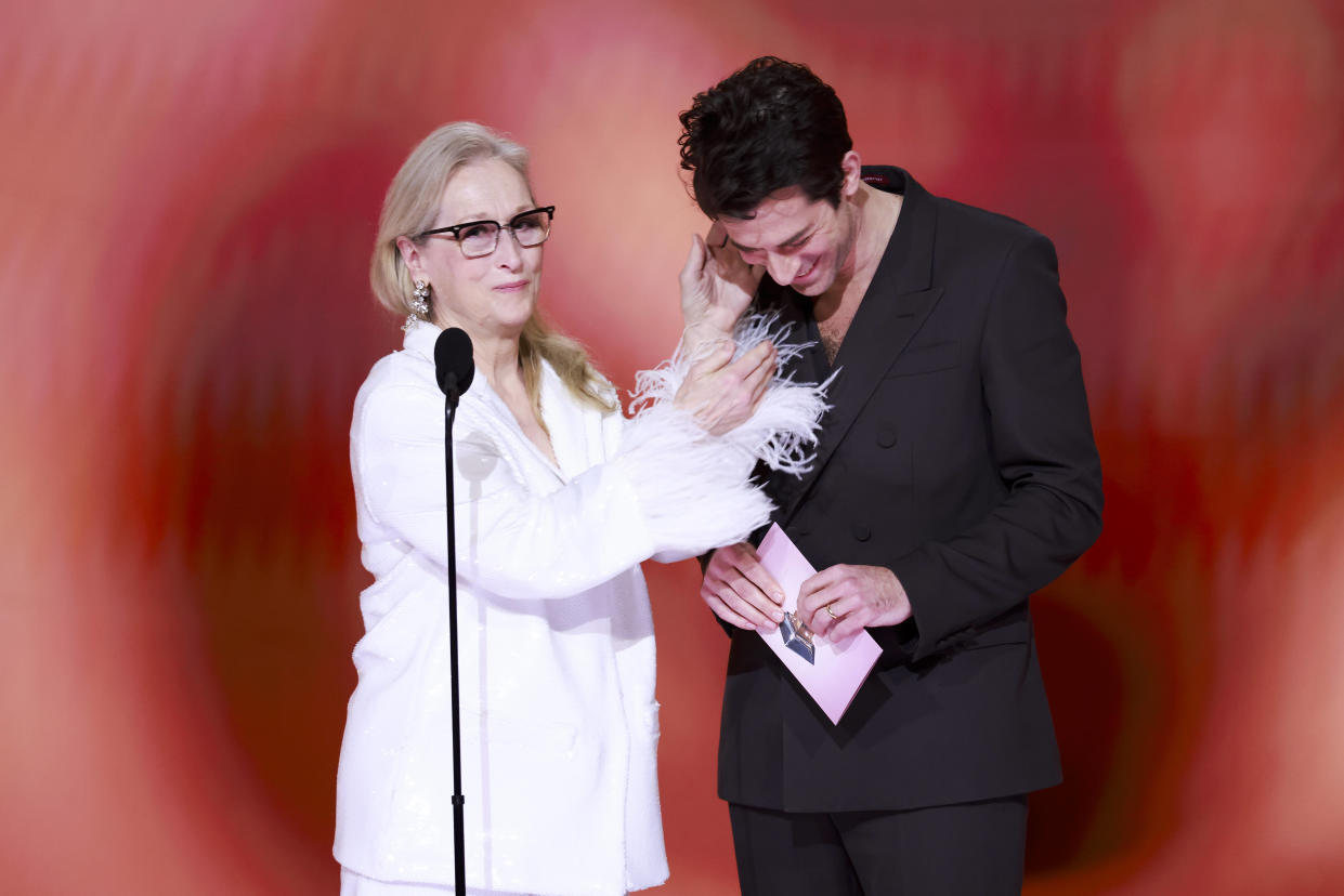 Meryl Streep et Mark Ronson ont remis le prix du meilleur enregistrement à Miley Cyrus aux 66e Grammy Awards. 