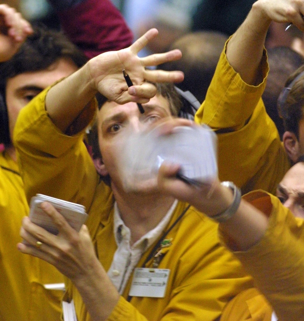 386926 08: A clerk flashes hand-signals as another flashes trading cards on the floor of the Eurodollar Futures pit March 20, 2001 at the Chicago Mercantile Exchange after the Federal Reserve announced a half-point cut in a key interest rate. CME's Eurodollar contract is the most actively traded short-term interest rate futures contract in the world, and the benchmark for short-term U.S. interest rates. (Photo by Tim Boyle/Newsmakers)