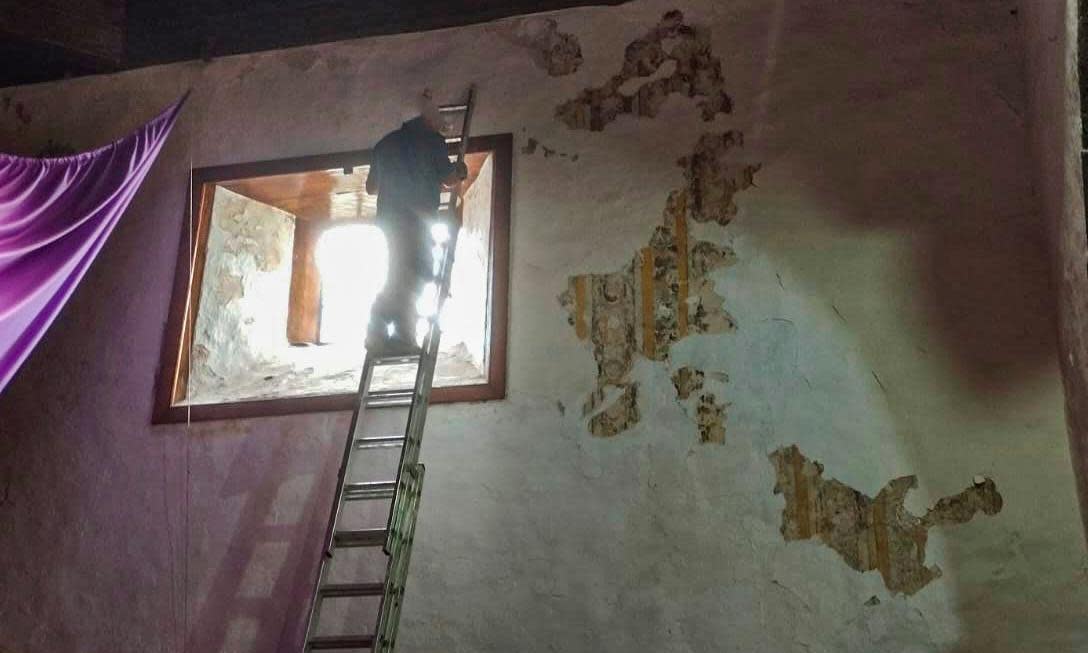 <span>Contractors at work painting over the frescoes.</span><span>Photograph: Hermandad de Nuestra Señor del Buen Viaje of El Tanque</span>
