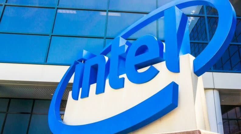 Intel y su doble vida en bolsa: malos resultados, pero con compra de acciones