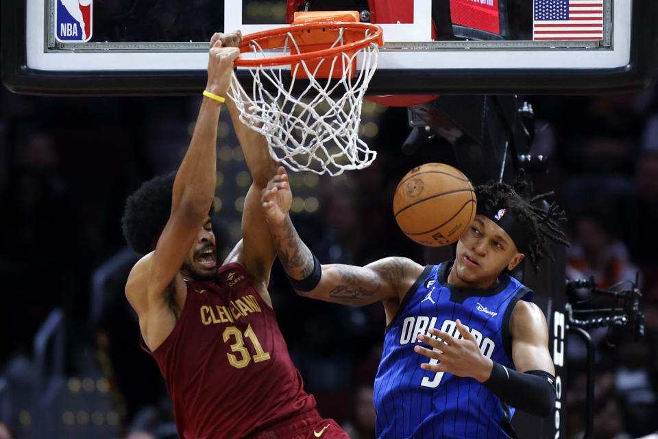 Jarrett Allen (31), de los Cavaliers de Cleveland, clava el balón en contra de Paolo Banchero (5), del Magic de Orlando, durante la segunda mitad del juego de baloncesto de la NBA, el miércoles 26 de octubre de 2022, en Cleveland. (AP Foto/Ron Schwane)