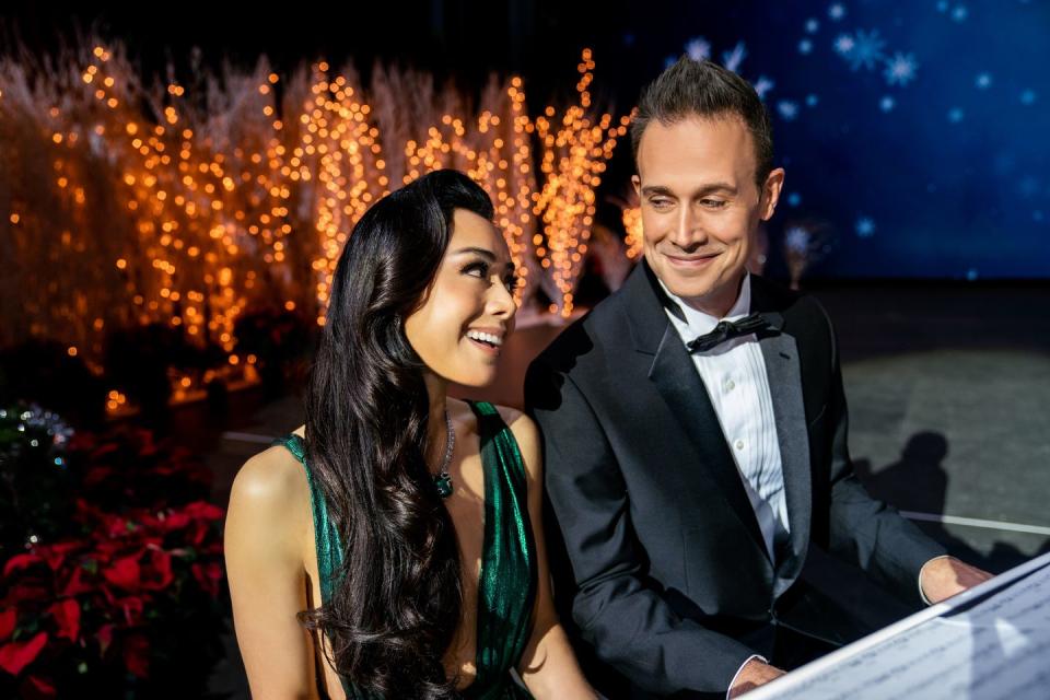 christmas with you l to r aimee garcia as angelina, freddie prinze jr as miguel in christmas with you cr jessica kourkounisnetflix © 2022
