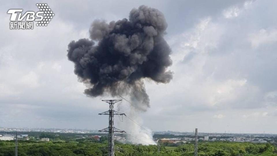 AT-3教練機墜機後爆炸發出巨響。（圖／TVBS）