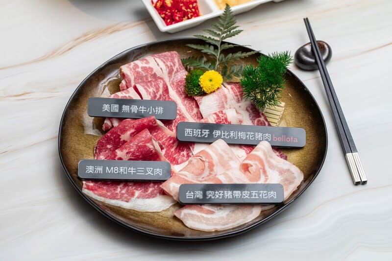 「肉大人」的涮火鍋選項提供近十種肉類