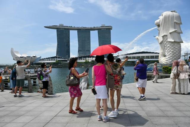 Inmitten einer Hitzewelle in weiten Teilen Süd- und Südostasiens ist in Singapur die höchste Temperatur seit 40 Jahren gemessen. Mit 37 Grad Celsius sei es genauso warm gewesen wie im April 1983, teilte die Nationale Umweltbehörde mit.