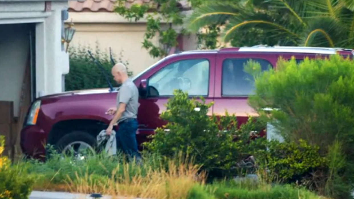 Robert Telles photographed washing his SUV in his driveway. / Credit: © Las Vegas Review-Journal, Inc./Benjamin Hager