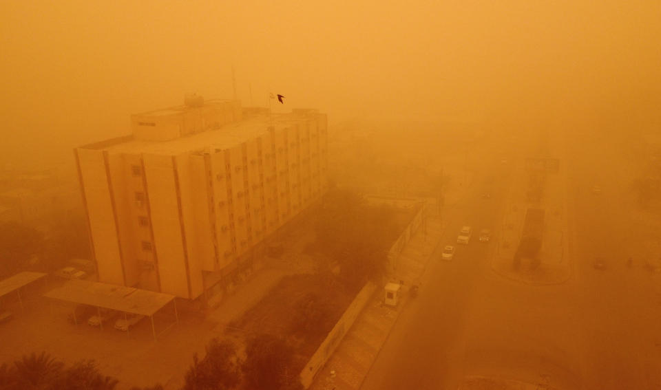 <p>En la imagen, la ciudad iraquí de Nasiriya, al sur del país, cubierta casi por completo de polvo tras una intensa tormenta de arena que está ocasionando graves problemas en buena parte de la nación asiática. (Foto: Asaad Niazi / AFP / Getty Images).</p> 