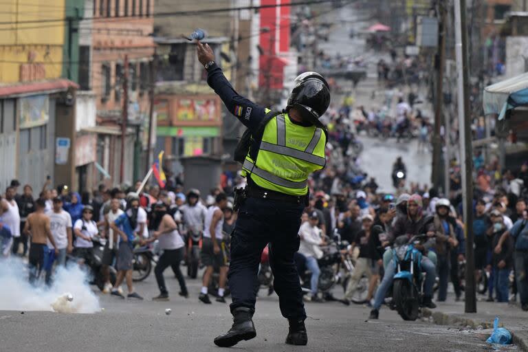 Um policial de choque usa gás lacrimogêneo contra manifestantes durante um protesto de oponentes do governo do presidente venezuelano Nicolás Maduro no bairro de Catia, em Caracas, em 29 de julho de 2024, um dia após as eleições presidenciais venezuelanas.