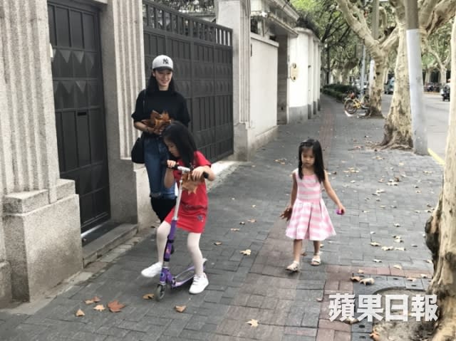 林熙蕾假日陪女兒們執落葉同踩滑板車。（台灣蘋果日報圖片）