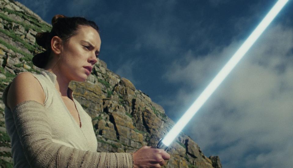 <p>In "Star Wars: Das Erwachen der Macht" (2015) entpuppt sich die junge Schrottsammlerin Rey (Daisy Ridley) als wahres Naturtalent im Ausüben der Macht und im Laserschwert-Kampf! In "Der Aufstieg Skywalkers" (2019) trat sie gar in die Fußstapfen von Luke Skywalker. Für Fans war der Film auch das letzte Wiedersehen mit einer anderen weiblichen Star-Wars-Ikone ... (Bild: 2017 Lucasfilm Ltd. All Rights Reserved.)</p> 