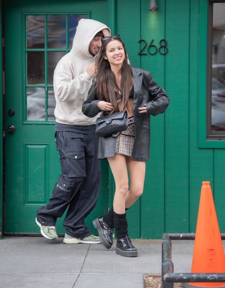 ¿Romance confirmado? Olivia Rodrigo saliendo del bar Pitti de Manhattan junto al dj Zack Bia