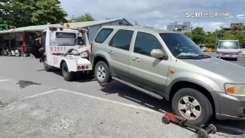 阿嬤奔跑想來救車，但車子已移離現場，來不及了。