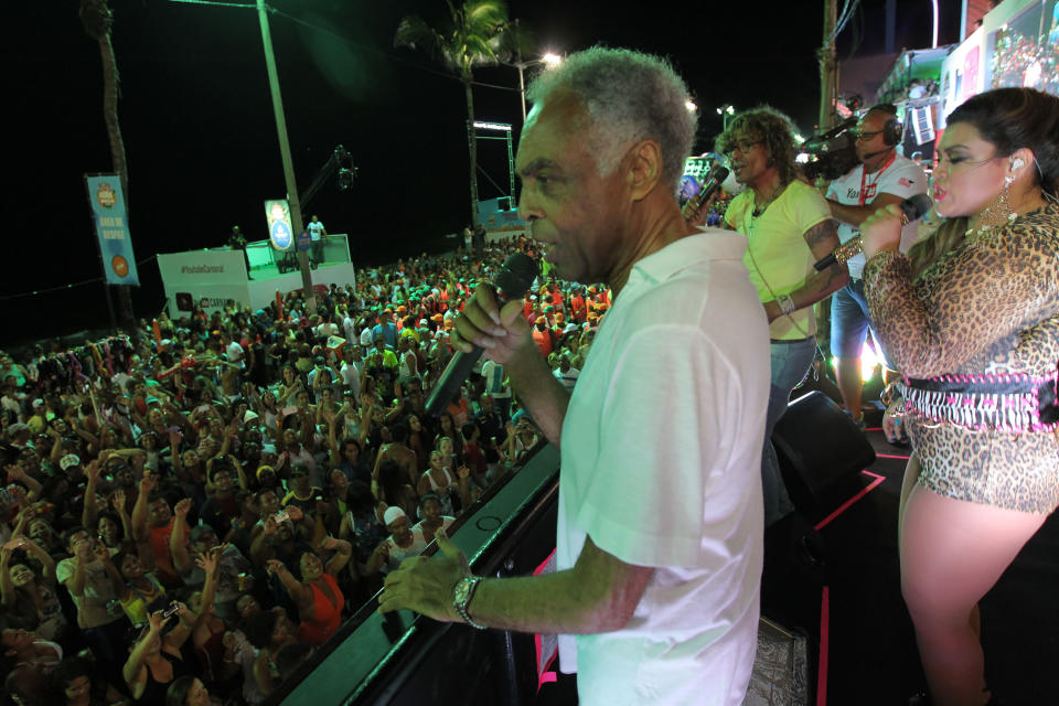 SALVADOR, BRAZIL - FEBRUARY 13:Singer Preta Gil and her father, singer Gilberto Gil perform during Salvador Carnival on February 13, 2015 in Salvador, Brazil. (Photo by Raul Golinelli/Getty Images)