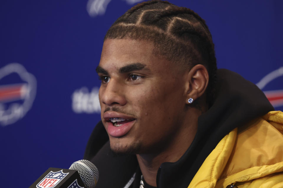 Keon Coleman, escolhido para o segundo turno do Buffalo Bills, fala à mídia durante uma coletiva de imprensa de futebol da NFL em Orchard Park, NY, sábado, 27 de abril de 2024. (AP Photo / Jeffrey T. Barnes)