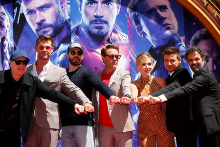 (De izquierda a derecha) El presidente de Marvel Studios, Kevin Feige, y los actores Chris Hemsworth, Chris Evans, Robert Downey Jr., Scarlett Johansson, Jeremy Renner, Mark Ruffalo, ponen las impresiones de sus palmas en cemento en una ceremonia en el Teatro TCL Chinese en Hollywood, Los Ángeles, California, Estados Unidos. 23 de abril, 2019. REUTERS/Mario Anzuoni