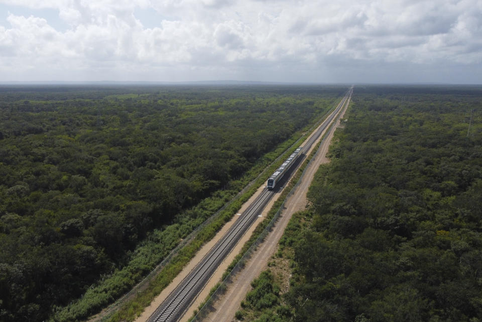 El tren inaugural con el presidente Andrés Manuel López Obrador a bordo pasa cerca de Chocholá, estado de Quintana Roo, México, el viernes 15 de diciembre de 2023. (AP Foto/Martín Zetina)