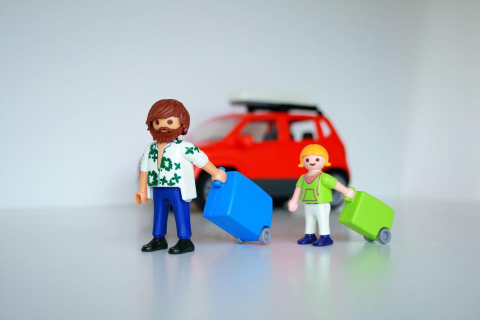 Ihre Kids möchten ihre Lieblings-Playmobilfiguren, ein Set bunte Stifte und Steckperlen auf die Reise mitnehmen? Sie sehen bereits alles am Fußboden verteilt? Richtig. Was hilft, ist ein spezieller Reisetisch, der zum Beispiel im Flugzeug über den Klapptisch ausgebreitet werden kann oder im Auto auf den Schoß kommt. Ein praktischer Rand, sowie viele Taschen für Kleinteile verhindern, das etwas herunterkullert. (Bild: iStock / clavivs)