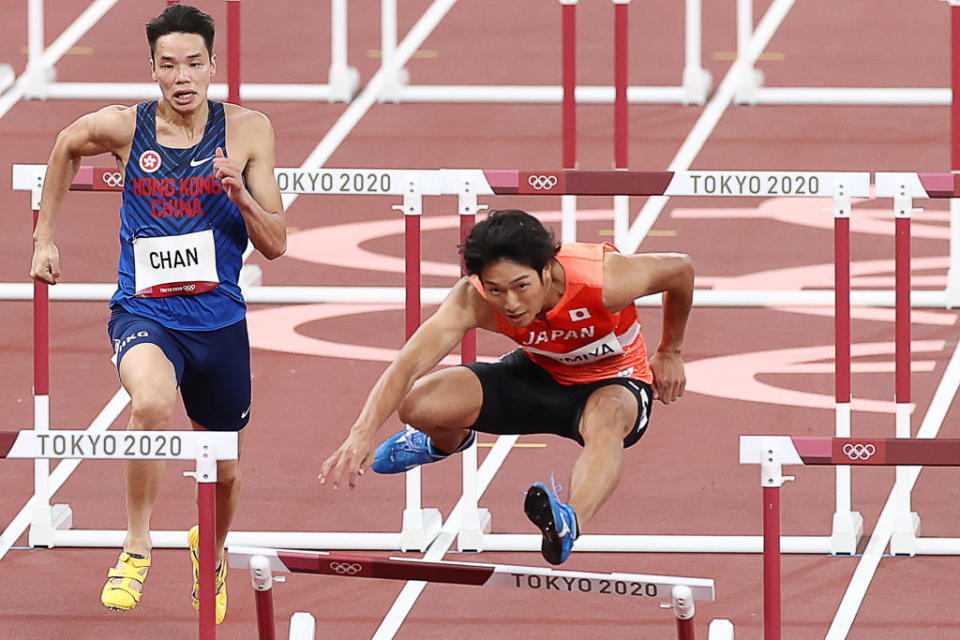 香港田徑代表陳仲泓（左）在男子110米跨欄初賽以14秒23衝線，無緣晉級準決賽。