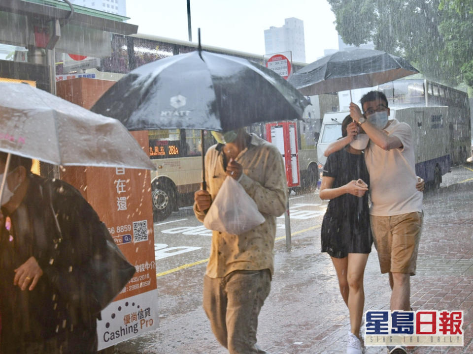 本港明起會持續有驟雨，直至周四為止。資料圖片