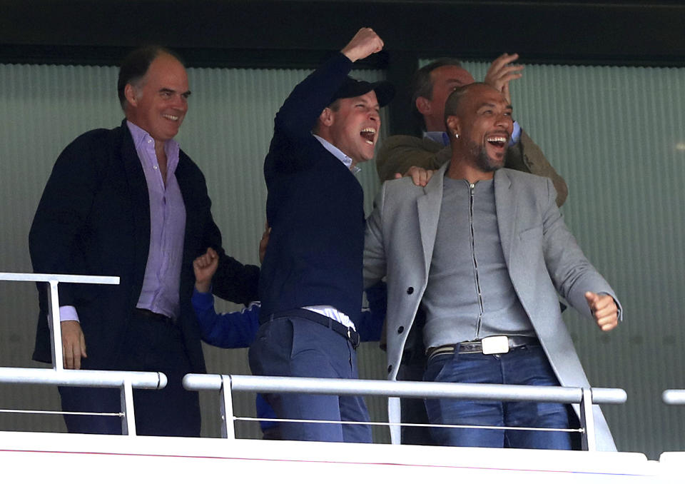 El príncipe Guillermo, segunda de izquierda a derecha, y el exjugador John Carew, derecha, festejan luego que Anwar El Ghazi anotara el primer gol de Aston Villa en el partido de playoff de ascenso ante Derby County, en el Estadio Wembley de Londres, el lunes 27 de mayo de 2019. (Mike Egerton/PA vía AP)