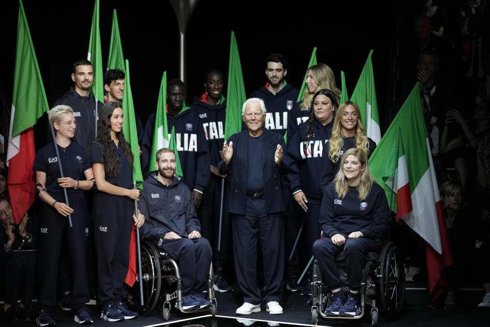 ARCHIVO- El diseñador Giorgio Armani recibe aplausos con el equipo paralímpico de Italia al final del desfile de la colección masculina Primavera Verano 2024 de Emporio Armani presentada en Milán, Italia, el 17 de junio de 2023. Los atletas italianos estarán elegantemente vestidos con uniformes de Emporio Armani, como lo han hecho en todos los Juegos Olímpicos desde 2012.(Foto AP/Luca Bruno, archivo)