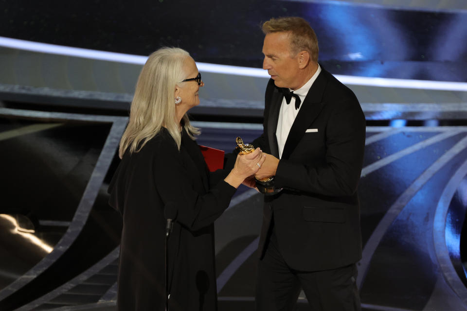 Kevin Costner überreicht Jane Campion den Oscar. 