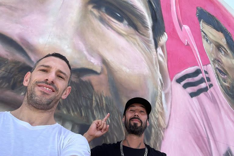 Maxi Rodríguez junto al mural de Messi en Miami